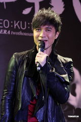 组图：古巨基三年磨一剑再发声 张柏芝令其请客