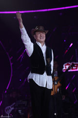 组图：周笔畅玩谢耳朵乐器 邓紫棋黑丝秀腿