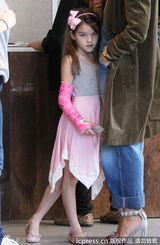 组图：苏瑞拼接裙出街 手臂打石膏不忘扮靓