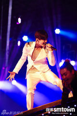 组图：东方神起北京开唱 献劲歌热舞现场变红海