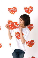 高清图：文根英金强宇携手为慈善 展现温暖笑容