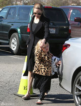 组图：朱莉皮特带子女度情人节 儿子酷似小霸王