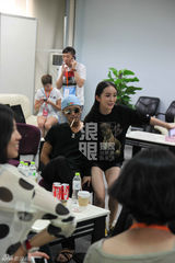 组图：杨幂亮相快男彩排 被霆锋调戏坐大腿