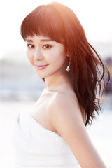 组图：海陆最新纯美大片 裸肩白裙优雅脱俗