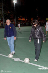 高清组图：尹志强纪念赛再度举行 米雪黑衣现身情绪稳定 