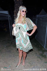 组图：希尔顿连衣裙波希米亚风 对镜头搔首弄姿