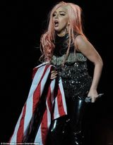 组图：LadyGaga巡演骚味浓 穿肉片装与猛男肉搏