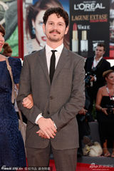 组图：男星盖博-克林格携女伴亮相红毯