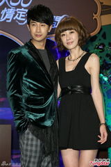 组图：唐禹哲对同性友人上下其手 对方直呼享受