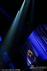 组图：美偶冠军凯莉-克莱森黑色紧身短裙激情献唱