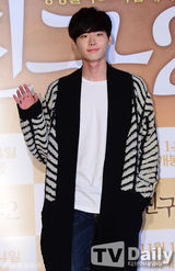 组图：众星助阵《朋友2》 李钟硕宽松毛衫随性