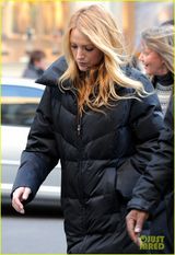 组图：布莱克-莱弗利和母亲 现身《绯闻女孩》片场