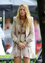 高清图：布莱克-弗莱利现身片场 短裙不慎走光