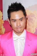 组图：郑嘉颖受脚患缠绕 被指拍雷剧说法不公平