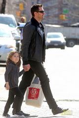 高清图：休-杰克曼东京拍广告 酒店大跳“床单舞”