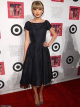 组图：泰勒-斯威夫特亮色礼服秀时尚 宣传新专辑