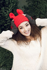 组图：汤晓菲圣诞造型写真曝光显俏皮