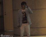 组图：李湘上海行气场强大 王岳伦开车门甜蜜呵护