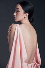 组图：张瑶唯美妩媚写真上演裸背诱惑