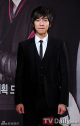 组图：《九家之书》发布 秀智露背李升基帅气