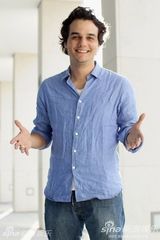 高清图：《精锐部队2》拍写真 男女主角亲密相偎