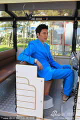 组图：冯绍峰带伤拄拐似绅士 悠闲坐观光车逛沙滩