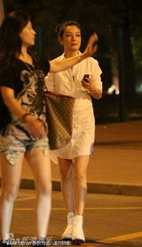 组图：赵薇与友人凌晨觅食 白衫帆布鞋清新十足