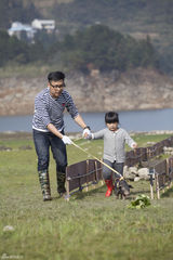 组图：《爸爸》老爸变装逗萌娃 小猪赛跑趣味多