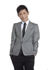 组图：张研和西装写真 展现儒雅魅力