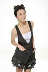 幻灯图：龙一仪曝光夏装造型照 帅气造型受追捧