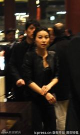 组图：郭晶晶发髻高耸配OL通勤装高贵典雅