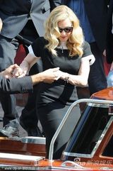 组图：《W.E》发布会 导演麦当娜现身霸气十足