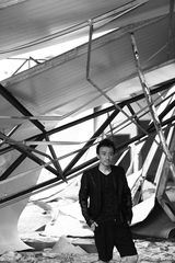 组图：赵立新另类演绎废墟时尚大片