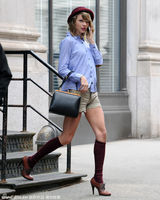 组图：泰勒-斯威夫特热裤长袜玩起“大腿时代”