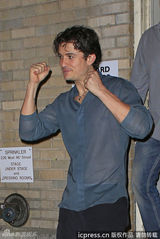 组图：奥兰多布鲁姆演剧 半透视上衣风情露点