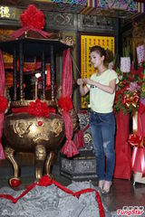 组图：李娅莎台湾拜神 仍不放弃发展台语歌曲