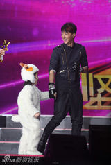 组图：第三届风云新人盛典 韩庚欢快跳“喜洋洋”
