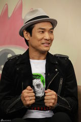 组图：51岁杜德伟谈保养 每日对镜喊25岁