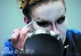 组图：直击百老汇化妆后台 美女瞬间变魔女