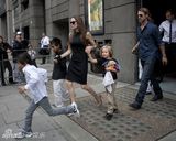 高清组图：皮特朱莉一家人伦敦合家欢享受天伦之乐