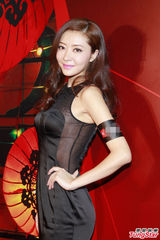 组图：熊黛林黑色连身裙亮相 优雅自信笑容不断