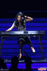 组图：曲婉婷献唱《我的歌声里》突然叫停