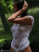 组图：C罗女友海报遮臀赤裸双乳诱惑照