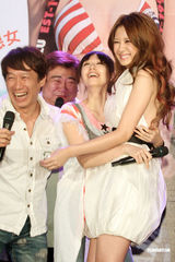 高清图：性感女神安心亚发新碟 飙泪谢粉丝支持