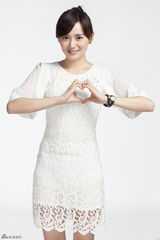 组图：江铠同白裙出镜显柔美演绎别样风韵