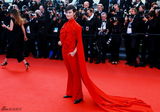 组图：李宇春亮相戛纳红毯 红色晚装柔美华贵