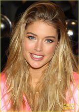 组图：维多利亚秘密曝秀场后台照 超模穿粉红睡衣