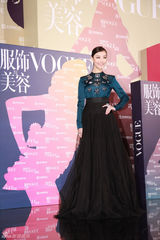 组图：倪妮亮相《Vogue》盛典 端庄大方展自信笑容