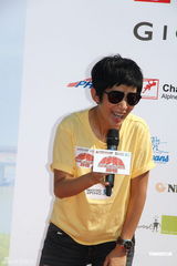 组图：吴君如出席慈善活动 称已安慰脚伤古天乐