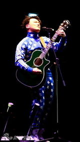 幻灯图：陈奕迅北京开唱 搞笑模仿刘德华